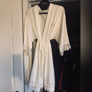 Bridal robe, white satiny fabric, size 4x/22US
